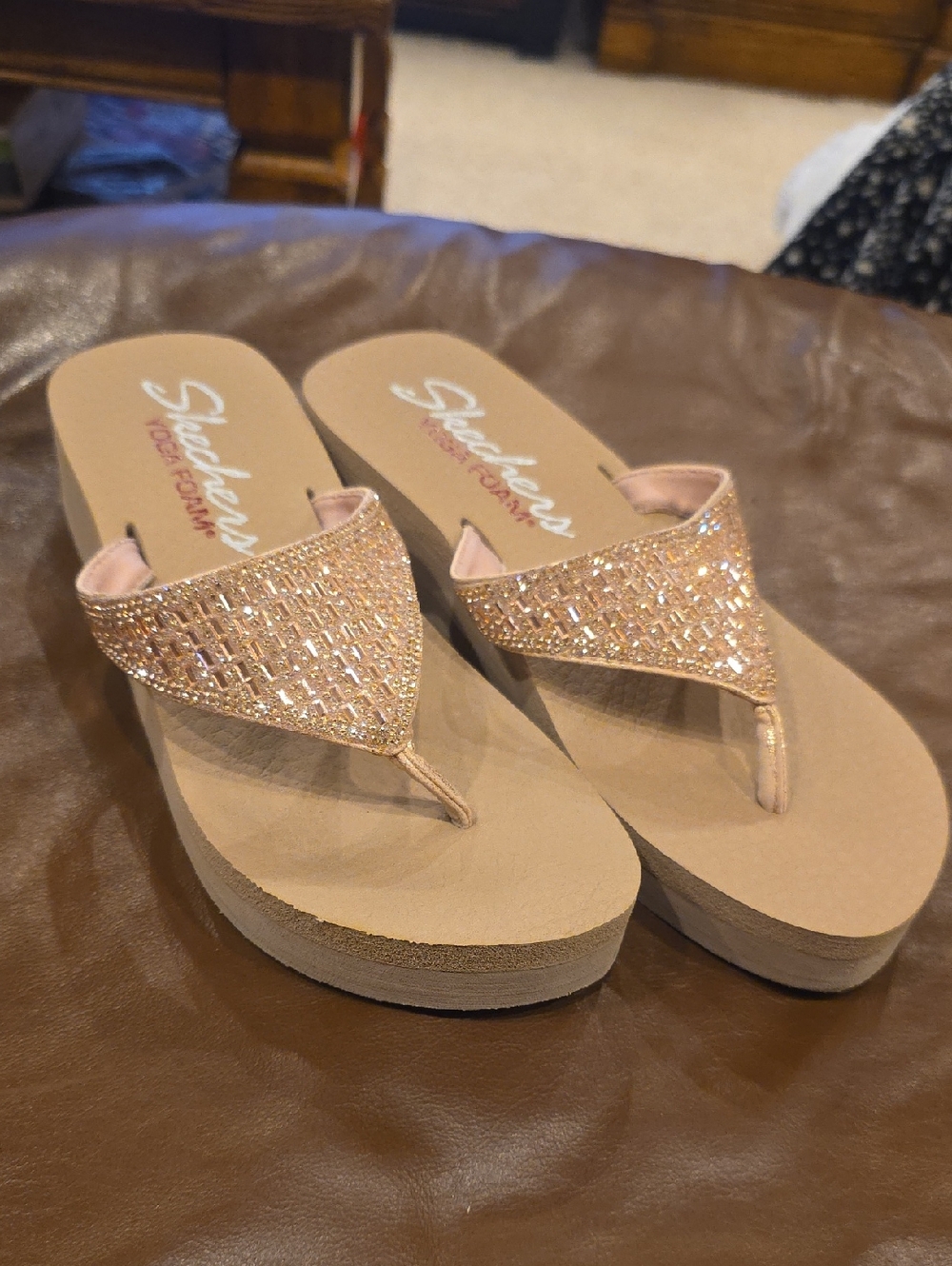 Skechers Womens Rhinestone Rose Gold Flipflops Sz 8 NWOT